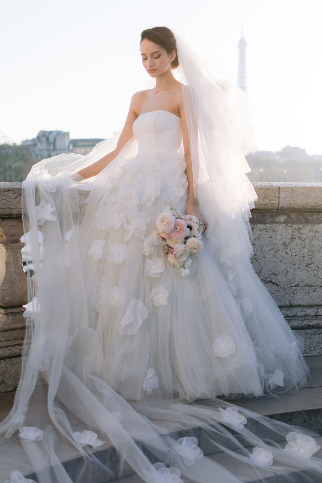 une mariée sur un fauteuil dans une chambre